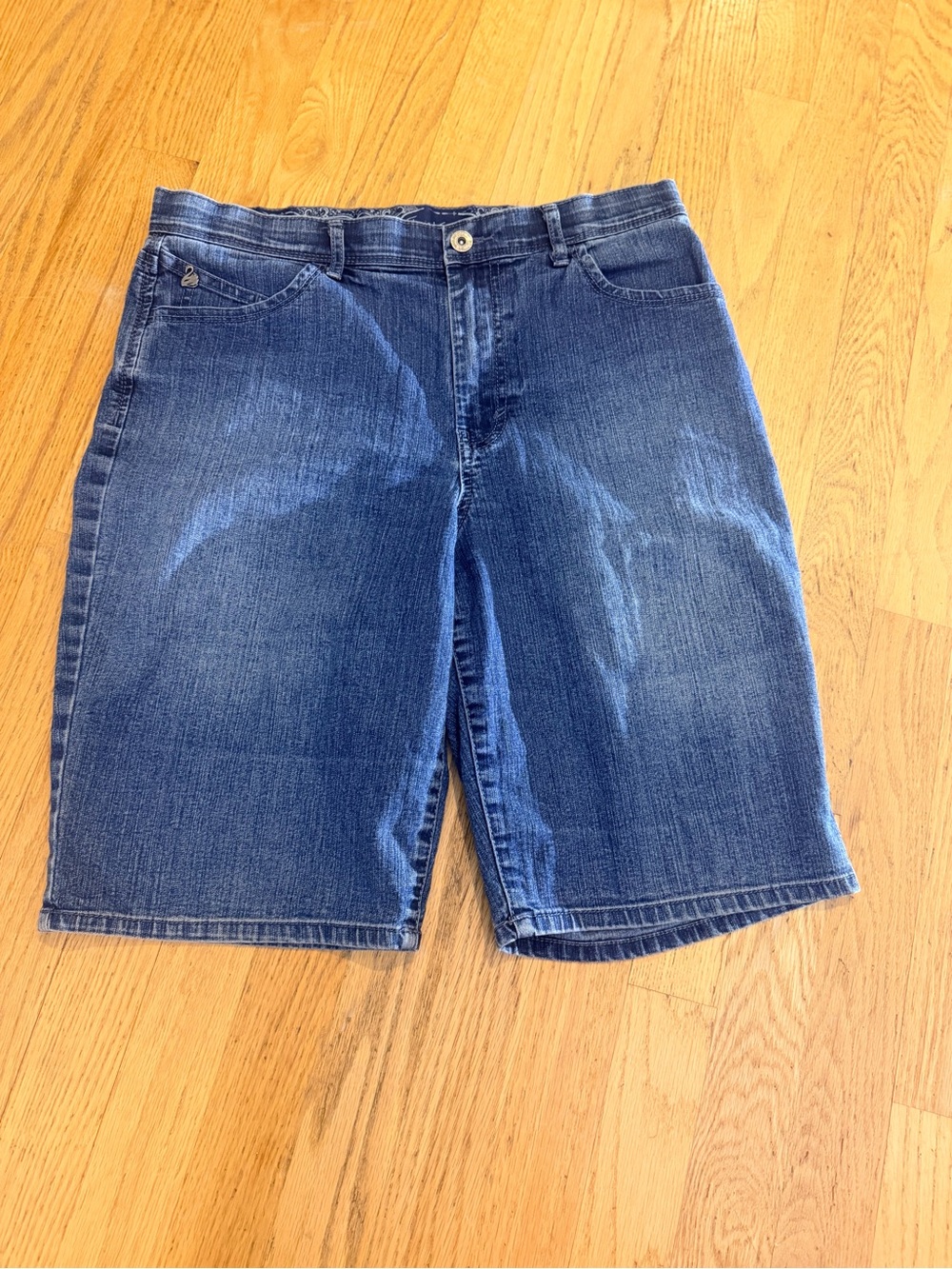 Ladies Size 10 "Gloria Vanderbilt" Classic Blue Denim Bermuda Shorts GUC